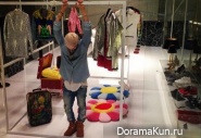 G-Dragon продемонстрировал свой Lamborghini на съемках клипа для Who Are You?