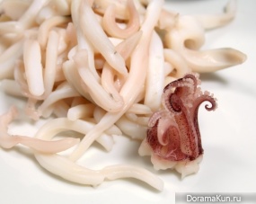 Salad with squid and shiitake