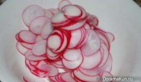 Salad with cucumber, radish